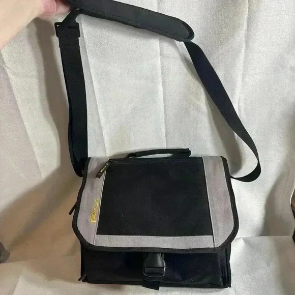 Targus City Gear Mini Messenger Bag Case for iPad, Tablet, Notebooks DVD w/Strap - Picture 9 of 10